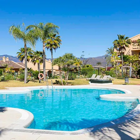 Elegante Piso En Benahavis Con Vista Al Mar アパート エステポナ