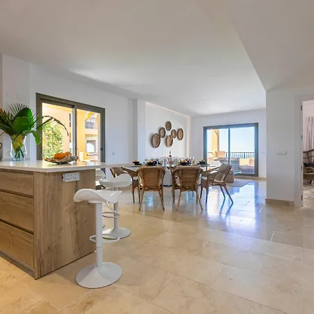 Elegante Piso En Benahavis Con Vista Al Mar Estepona