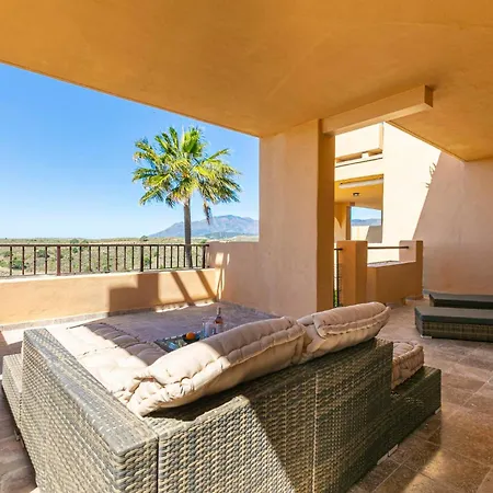 Elegante Piso En Benahavis Con Vista Al Mar Estepona